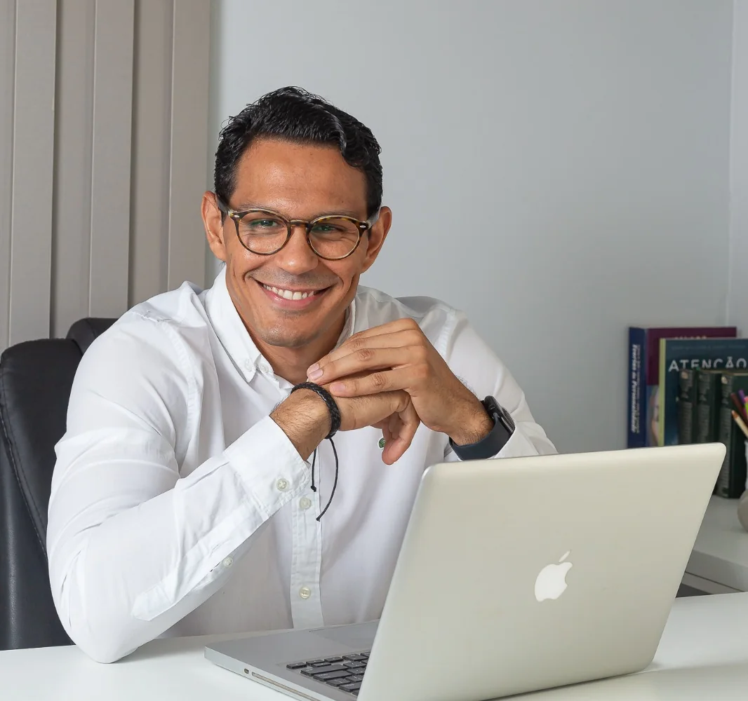 Sessão de terapia por videochamada em um notebook